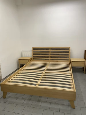 Dřevěná postel na míru s úložným prostorem