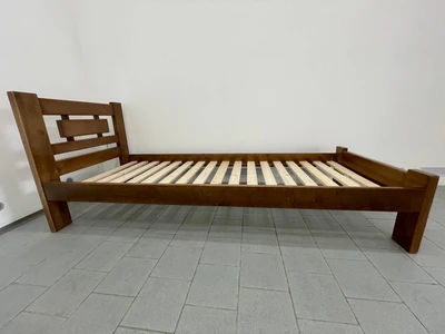 Zásuvky pod lamelovým roštem postele