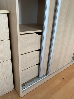Vestavěná skříň na míru do ložnice pod šikmou střechou